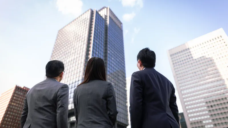 image of people staring at a building