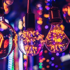 lights hanging from the ceiling 